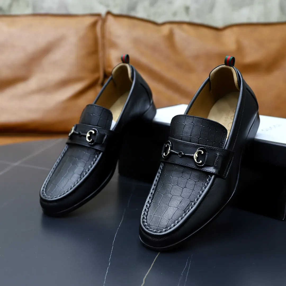 Men's shoes: 250🙅‍♂️🙅‍♂️🙅‍♂️Niuli Brand: GUCCI Size: 38-44 (45 can be customized) Level: Counter classic Material: Original soft cowhide upper Comfortable cowhide lining Original lightweight outsole Style category: Business casual footwear Driving leather shoes Color: Actual picture color